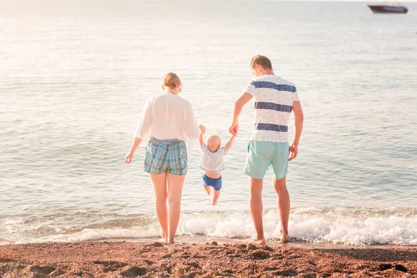 Gelukkig Gezin Met Baby Aan Zee Het Strand — Stockfoto