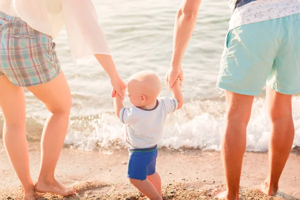Ευτυχισμένη Οικογένεια Μωρό Στη Θάλασσα Στην Παραλία — Φωτογραφία Αρχείου