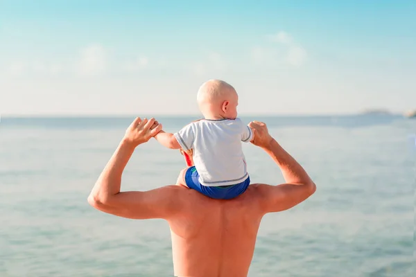 Feliz Bebé Sentado Los Hombros Del Padre Playa Mirando Mar — Foto de Stock