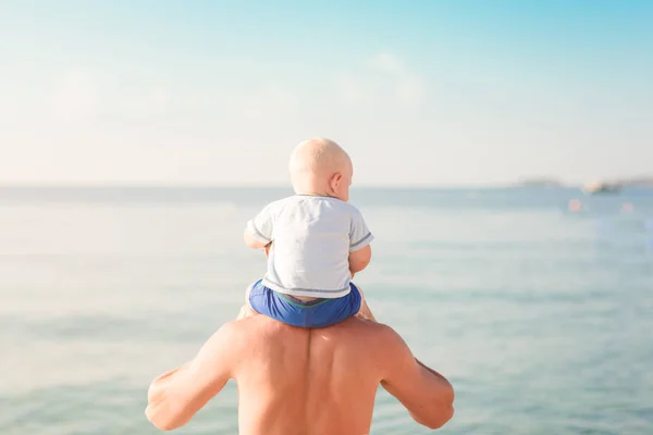 Feliz Bebé Sentado Los Hombros Del Padre Playa Mirando Mar — Foto de Stock