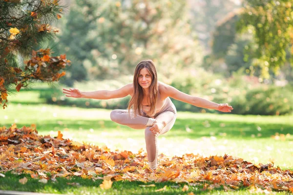 Hermosa Joven Practicando Yoga Parque Aire Libre — Foto de Stock