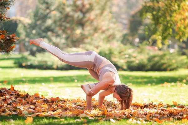 Bella Giovane Donna Che Pratica Yoga Nel Parco All Aperto — Foto Stock