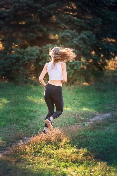 Hermosa Joven Deportista Corriendo Parque Luz Del Atardecer —  Fotos de Stock