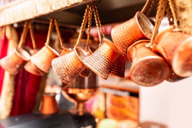 Istanbul, Türkiye'de bir pazarda astı bakır kahve jezve tencere bir demet yakın çekim