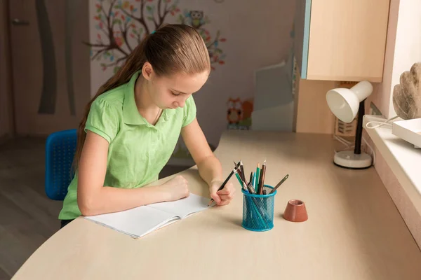 Petite Fille Mignonne Gaucher Écrivant Ses Devoirs Table — Photo