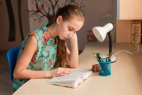Nettes Kleines Mädchen Liest Hause Tisch Ein Buch — Stockfoto