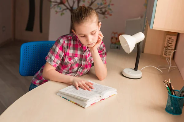 Linda Niña Leyendo Libro Mesa Casa — Foto de Stock