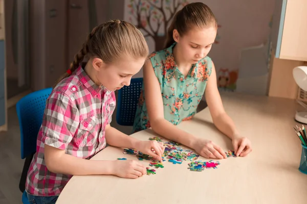 Due Bambine Risolvere Puzzle Insieme Seduti Tavolo — Foto Stock