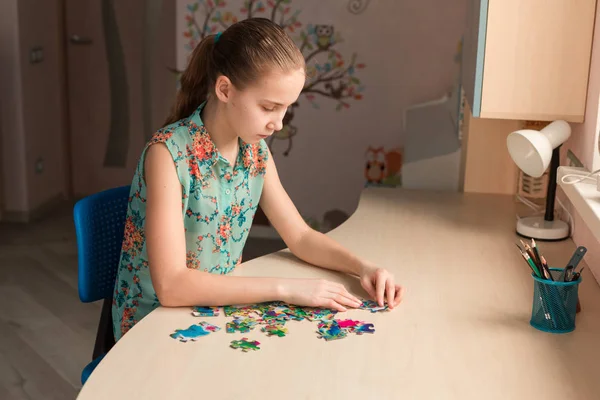 Linda Niña Resolviendo Rompecabezas Juntos Sentados Mesa — Foto de Stock