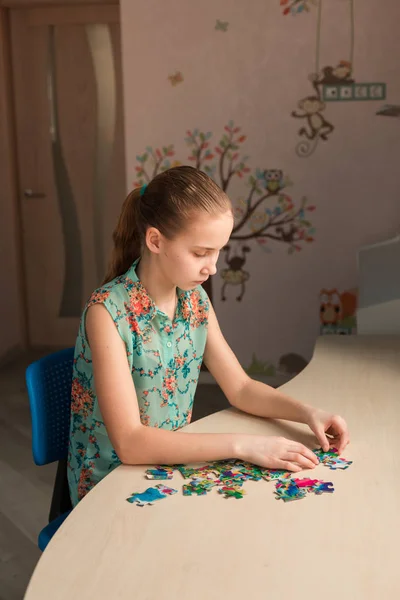 解決パズル テーブルに一緒に座ってかわいい女の子 — ストック写真