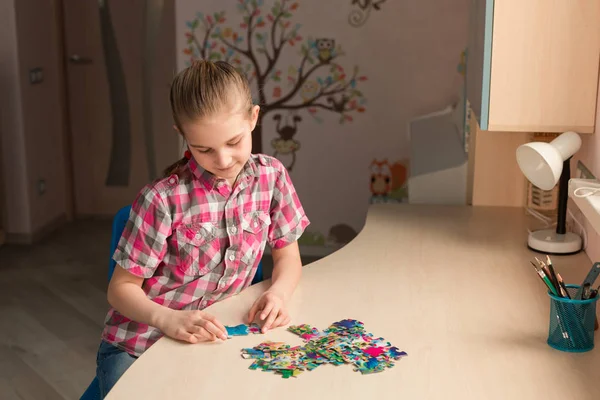 Aranyos Kis Lány Oldja Meg Puzzle Együtt Asztalnál — Stock Fotó