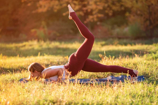 Güzel genç bayan parkta yoga yapıyor. — Stok fotoğraf