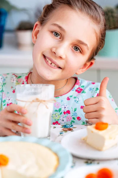 Schönes kleines Mädchen frühstückt zu Hause in der Küche — Stockfoto