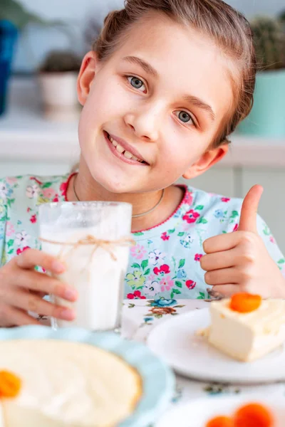 Mooi meisje ontbijt eten in keuken thuis — Stockfoto