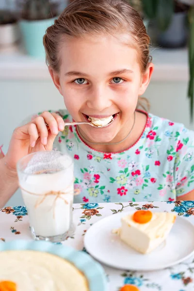 Krásná holčička jíst snídani v kuchyni doma — Stock fotografie