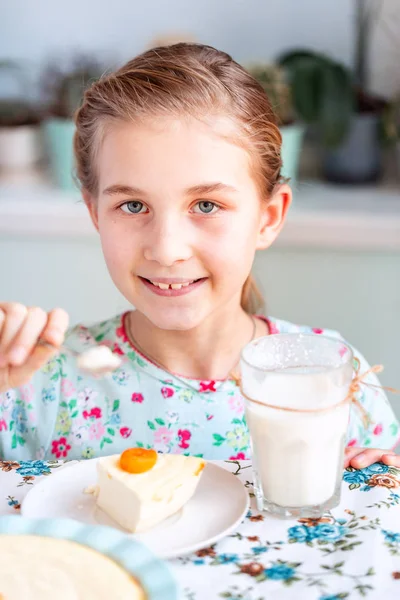 Schönes kleines Mädchen frühstückt zu Hause in der Küche — Stockfoto