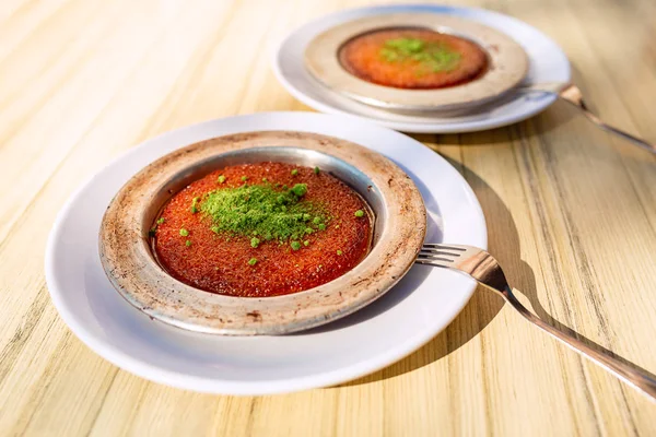 Türkisches traditionelles Dessert kunefe mit Käse, heiß serviert — Stockfoto