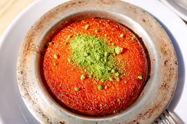 Türkisches traditionelles Dessert kunefe mit Käse, heiß serviert — Stockfoto