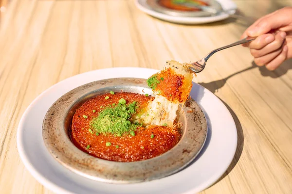 Makanan penutup tradisional Turki kunefe dengan keju, disajikan panas — Stok Foto