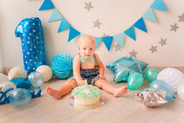 İlk Doğum gününü kutluyor sevimli bebek çocuk. Şut kek.