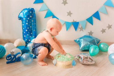 İlk Doğum gününü kutluyor sevimli bebek çocuk. Şut kek.