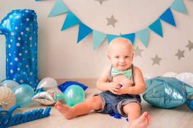 İlk Doğum gününü kutluyor sevimli bebek çocuk. Şut kek.