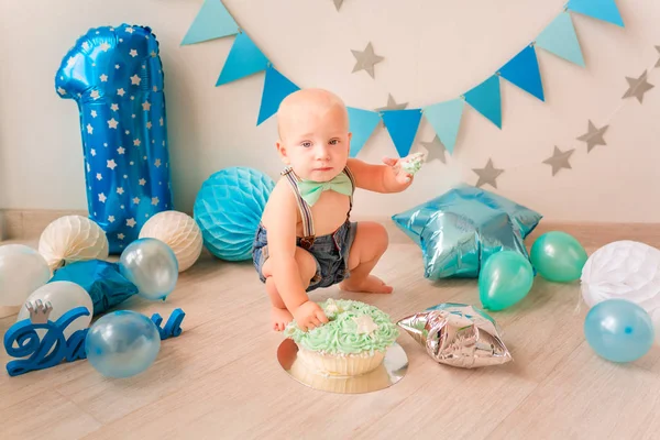 Imádnivaló baba fiú ünnepli első születésnapját. Smash torta. — Stock Fotó