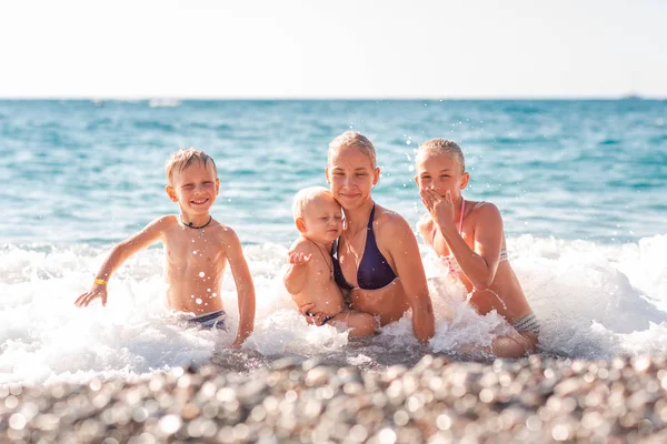 Szczęśliwe dzieci na plaży, zabawy — Zdjęcie stockowe