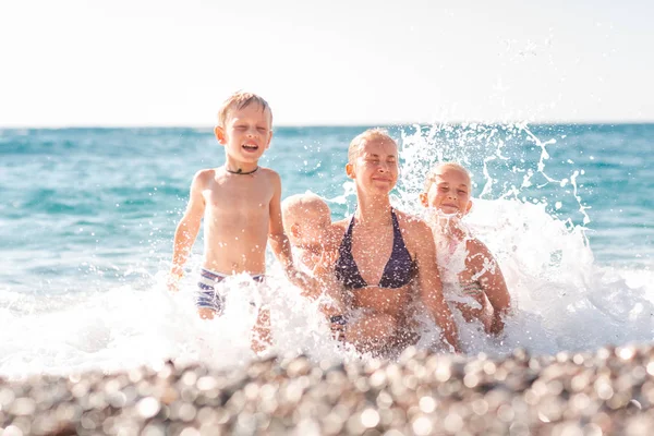 Niños felices en la playa divirtiéndose — Foto de Stock