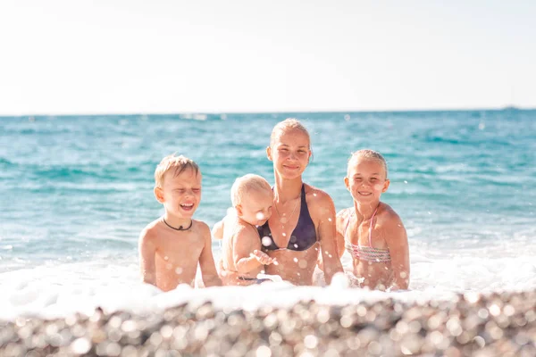 Šťastné děti na pláži baví — Stock fotografie
