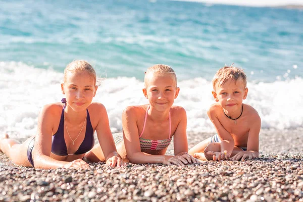Щасливі діти на пляжі розважаються — стокове фото