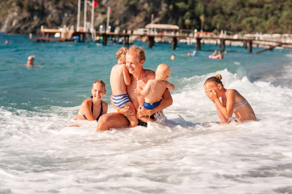 행복한 아이들과 함께 그의 아버지 에 the 바닷가 데 재미 — 스톡 사진