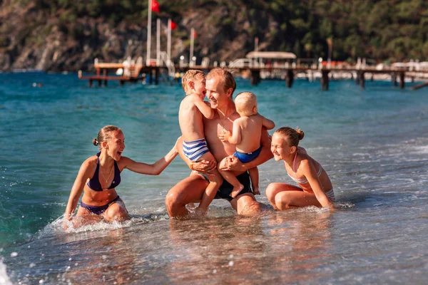 행복한 아이들과 함께 그의 아버지 에 the 바닷가 데 재미 — 스톡 사진