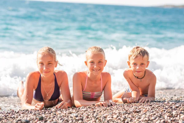 Niños felices en la playa divirtiéndose — Foto de Stock