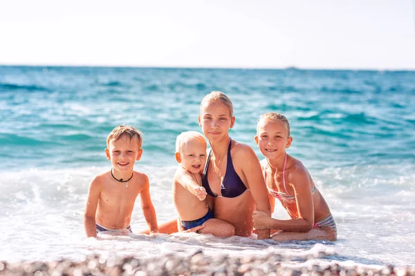 Gelukkige jonge geitjes op het strand plezier — Stockfoto