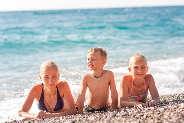 Gelukkige jonge geitjes op het strand plezier — Stockfoto