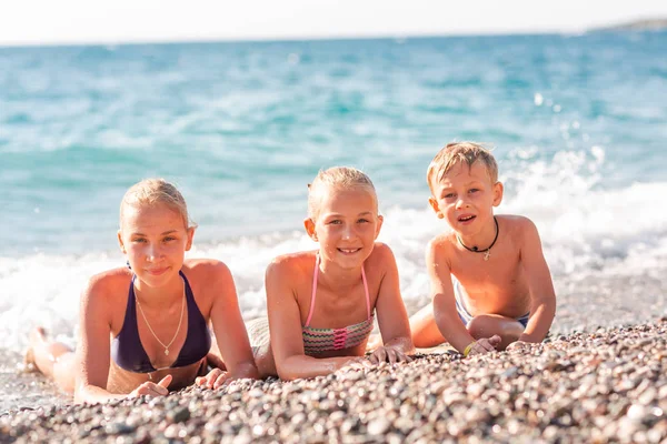 Boldog gyerekek a tengerparton, szórakozás — Stock Fotó