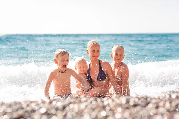 Gelukkige jonge geitjes op het strand plezier — Stockfoto