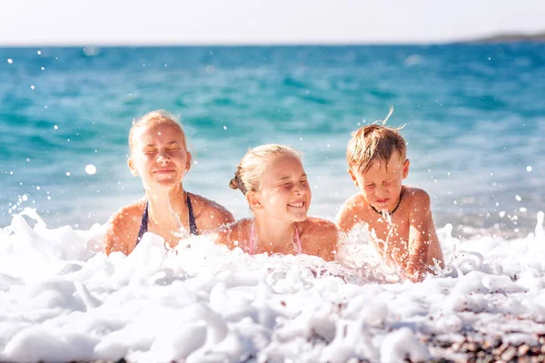 Boldog gyerekek a tengerparton, szórakozás — Stock Fotó