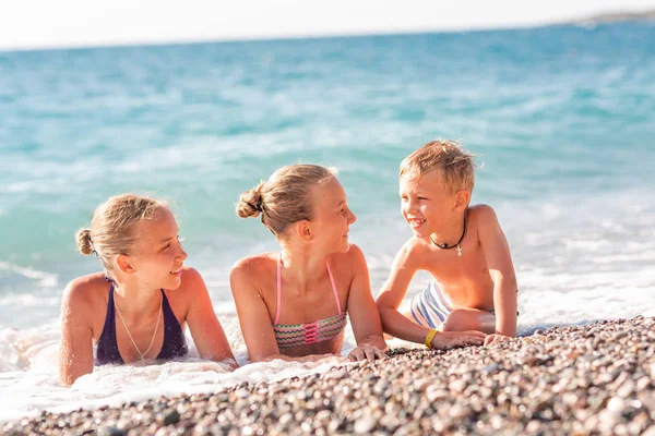 Šťastné děti na pláži baví — Stock fotografie