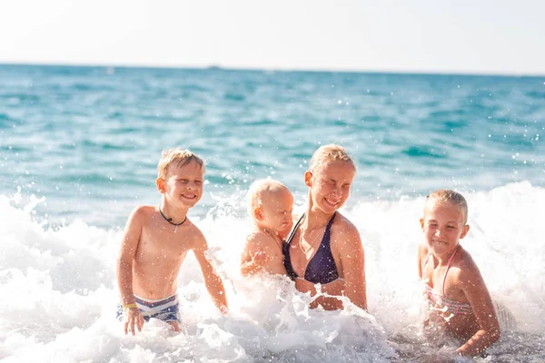 Gelukkige jonge geitjes op het strand plezier — Stockfoto