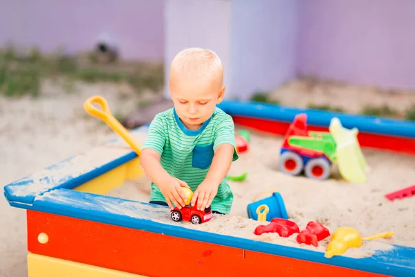 Mignon bébé garçon jouer dans l 'bac à sable — Photo