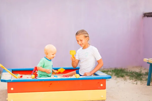 Sevimli bebek oğlan oyun ile onun kardeş içinde the Sandbox — Stok fotoğraf