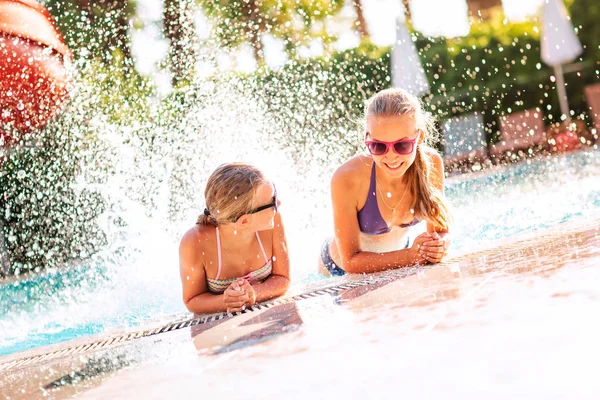 Felice belle ragazze divertirsi in piscina — Foto Stock