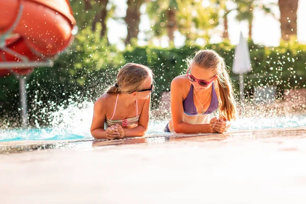 Gelukkig mooie meiden die plezier hebben bij het zwembad — Stockfoto