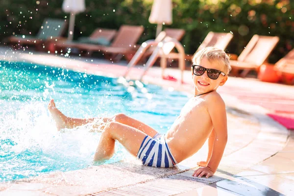プールで楽しんで幸せな男の子 — ストック写真