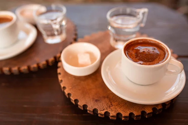 Türkischer Kaffee serviert mit türkischem Genuss Lokum — Stockfoto