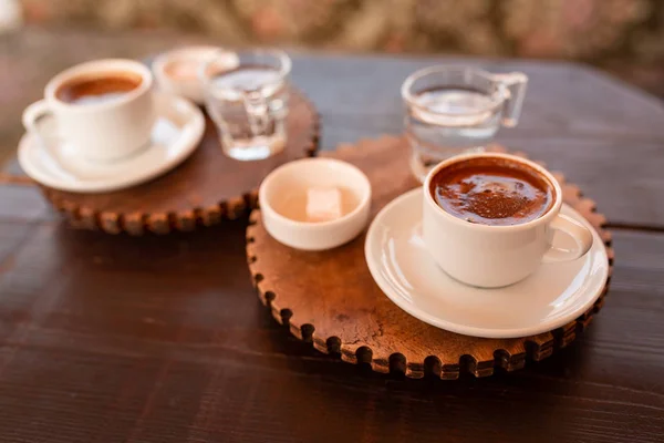 Türkischer Kaffee serviert mit türkischem Genuss Lokum — Stockfoto