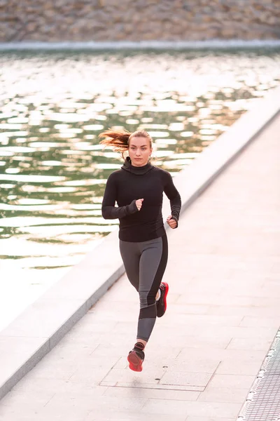 公園でジョギング美しい若いスポーツ女性 — ストック写真