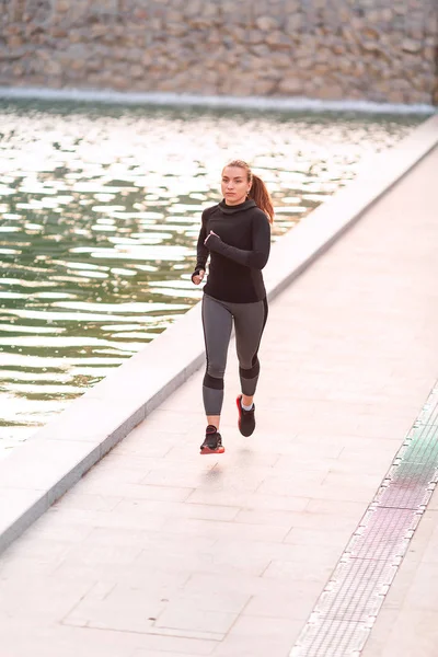 公園でジョギング美しい若いスポーツ女性 — ストック写真
